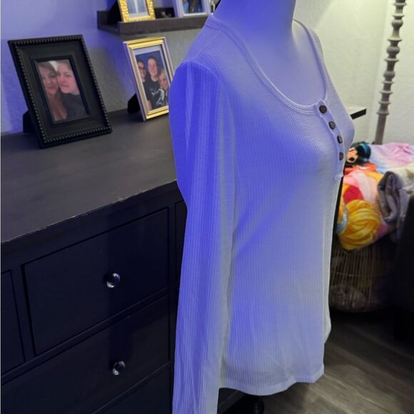 Brand new gorgeous size large top in a bright white - Picture 5 of 7